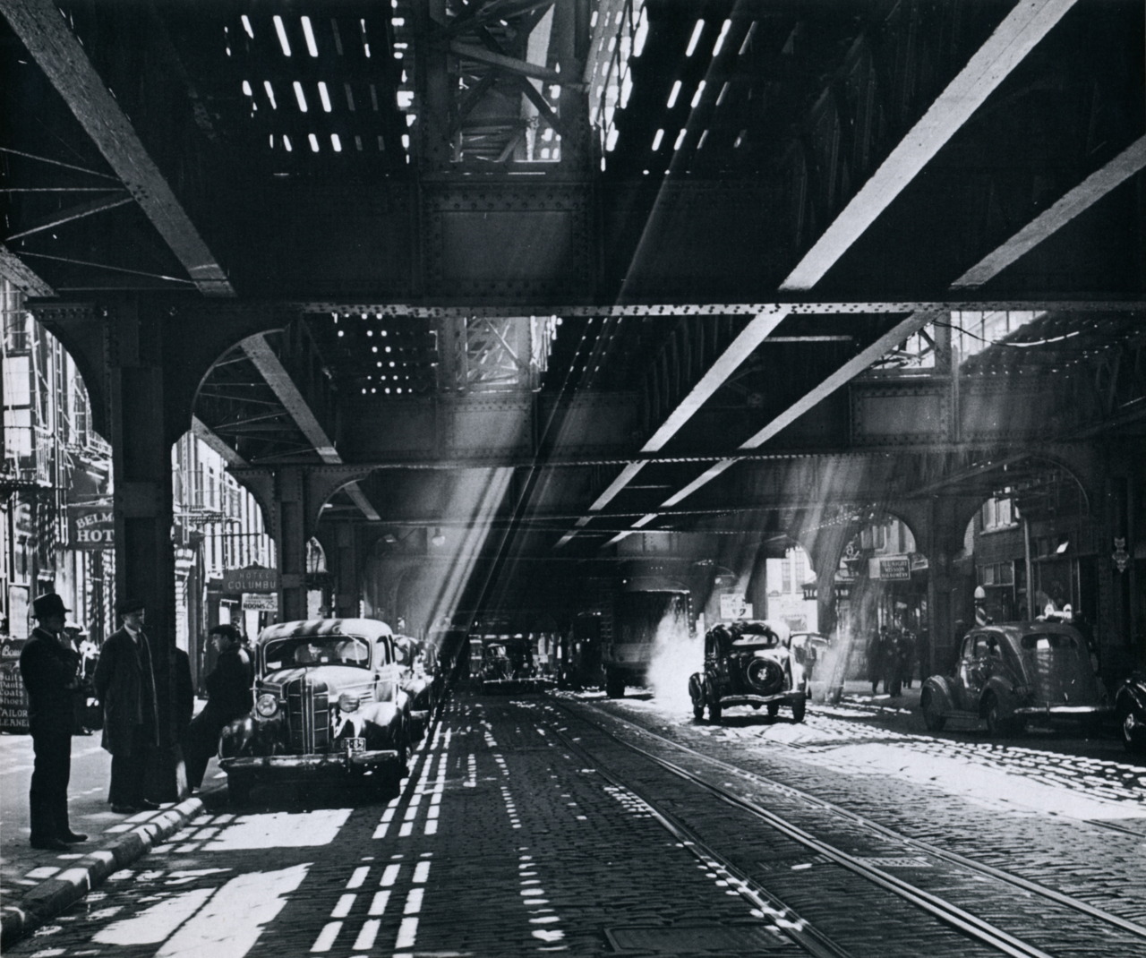 Andreas Feininger. The Bowery under the shadows of the Third Avenue el, circa 1940s