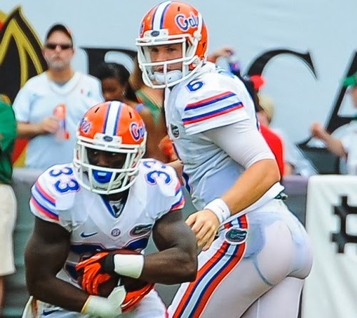 god I love white football pants when they wear a dark colored jock..