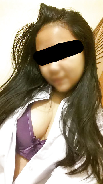 alexisq: Awek form 4 skolah tutttt , give me a topup &amp; i will give her number