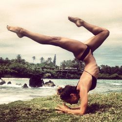 girlsdoingyoga:girls-do-yoga:  Yoga girl