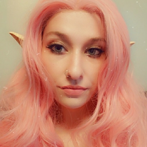 txzmxnix:I would really like to wear cute lacy panties and a pretty lacy bra with a silk robe barely covering me. What a dream. 