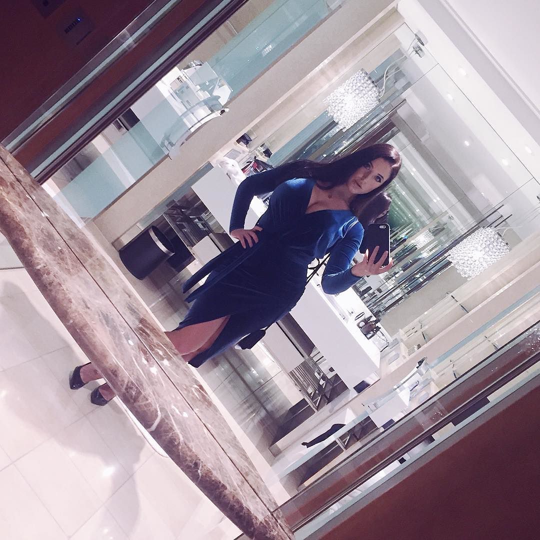 Last night, headed to #DinnerByHeston 🍊 #OOTD Velvet dress by @tea_you, heels