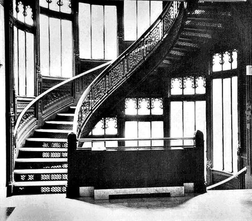 danismm:The Rookery Buiding. Burnham and Root arch. Chicago c. 1920 @itsrottenvibes