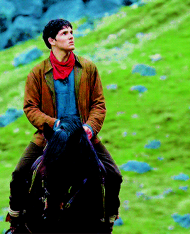 ughmerlin:make me choose↳@therealcrazytools asked: merlin’s red shirt&blue scarf or blue shirt&a