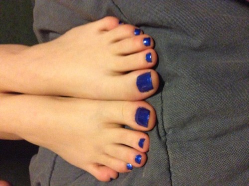 karathefootgoddess: having some fun with my fresh pedicure with blue toes<3