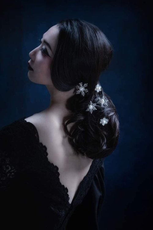 Atelier Hanae hairpins, beautifully modeled by Shizuki Mutsumi