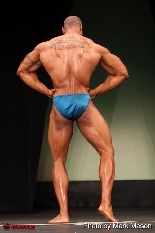 muscleforme:Hot man with a bad case of gyro. 