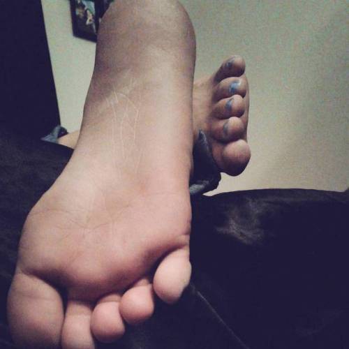 bonnieandclydee:  Oh boy, the way her feet taunt me just before I devour them❣ #sleepyfeet #sexyfeet