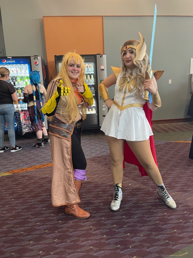 Shout out to this Shera I found at megacon. We love seeing the two “gay for a cat girl” lesbians in one spot