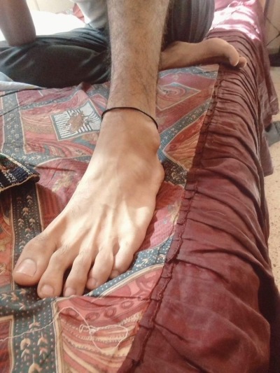 jockn2bigfeet:andrew35finefeet:gaytexasguy45-deactivated202101:So hot'n sexy toesMmmmm love those long jock toes  My wrist is thicker than his ankle.￼