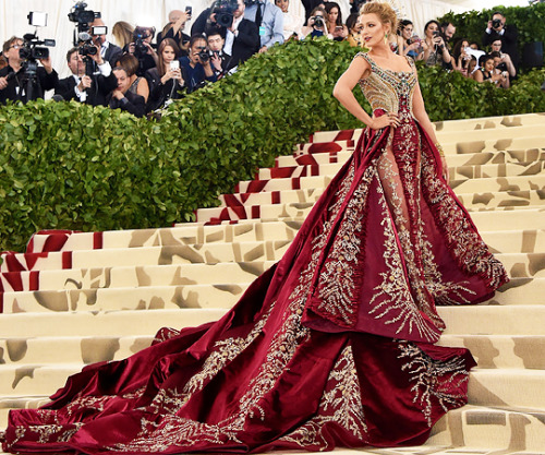 wesleygasm:Blake Lively in Custom Versace Embroidered Gown that took 600 hours to hand-create at the