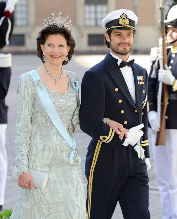   mother and son  Queen Silvia of Sweden Prince Carl Philip of Sweden  https://www.poprosa.com/sangre-azul/definitivamente-quiero-un-principe-carlos-felipe-de-suecia-en-mi-vida