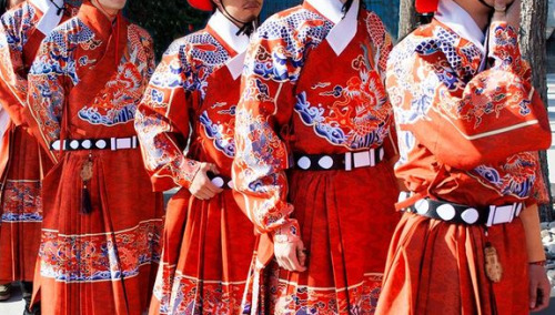 moonbeam-on-changan:Reference pictures of one kind of men’s hanfu called Feiyufu.Feiyufu is the offi