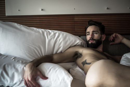 RESERVATIONS : LEVI SEVEN (white sheets) adult photos
