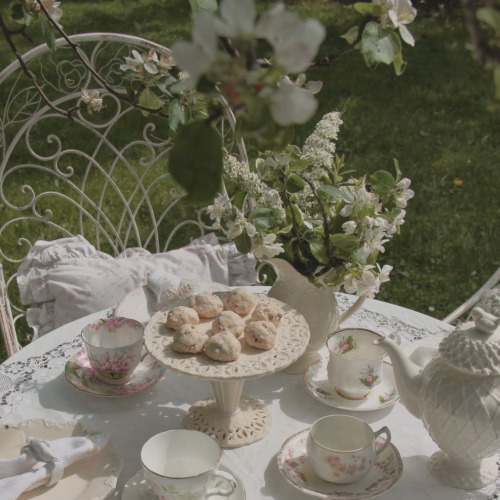 fairy gardensFlower crowns, painted birdhouses, vintage tea sets, homemade pies and lacy dresses.You