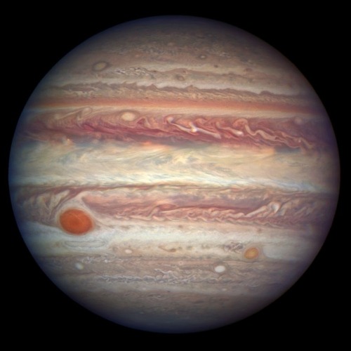 Jupiter in infrared vs visible light. 