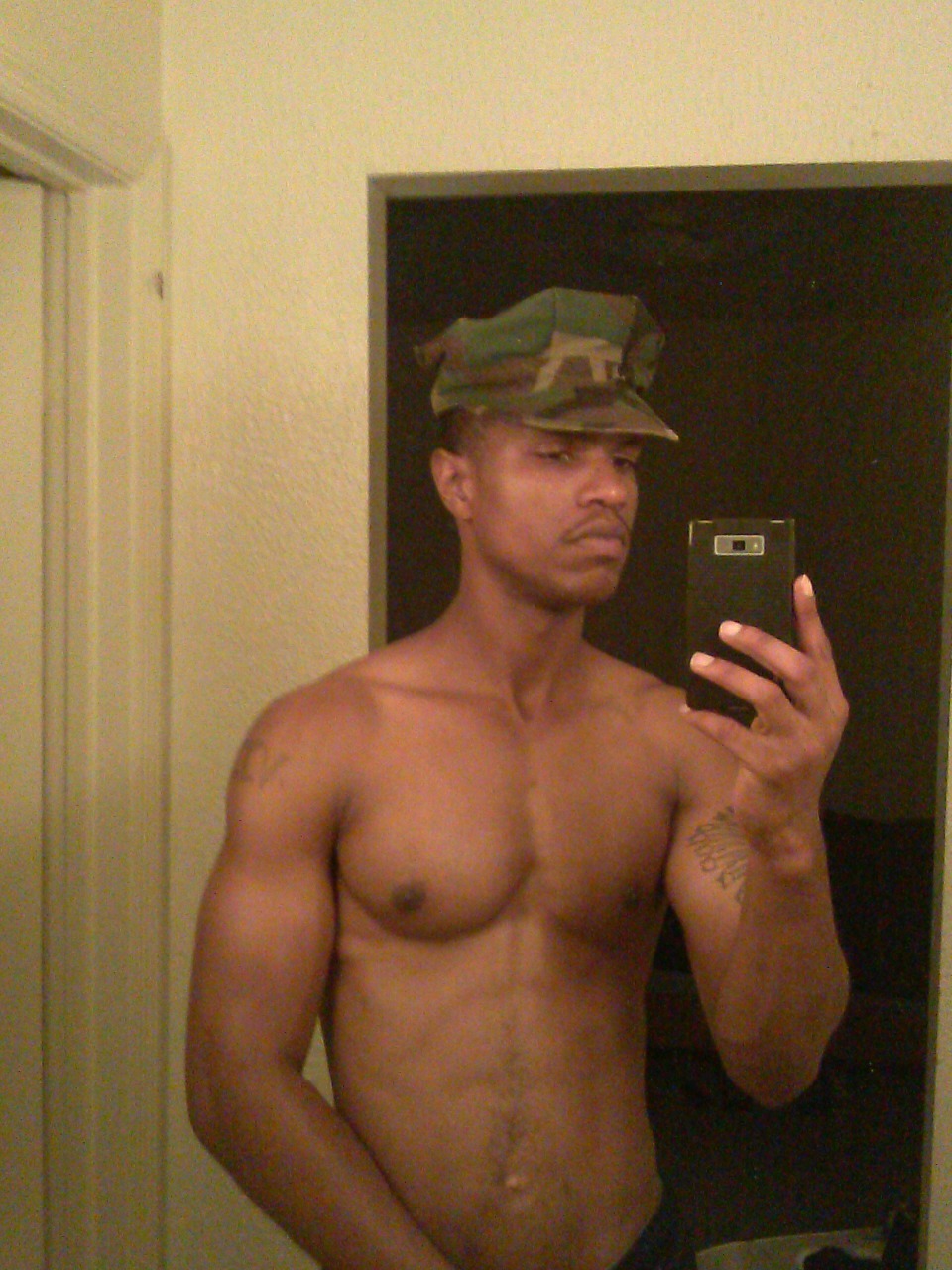 cakesnthighs:  LOOK AT THAT HEAD! I WANT IT!! HOLD N BUST THAT NUT, AS YOU EXPLORE