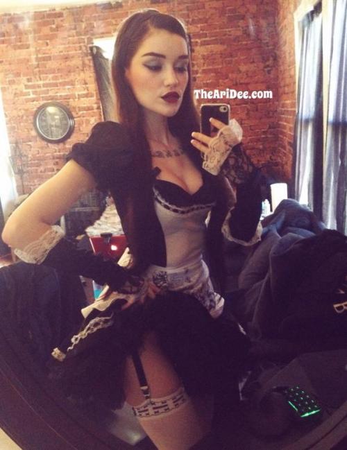 thearidee: On cam in my Dark Alice costume ;)