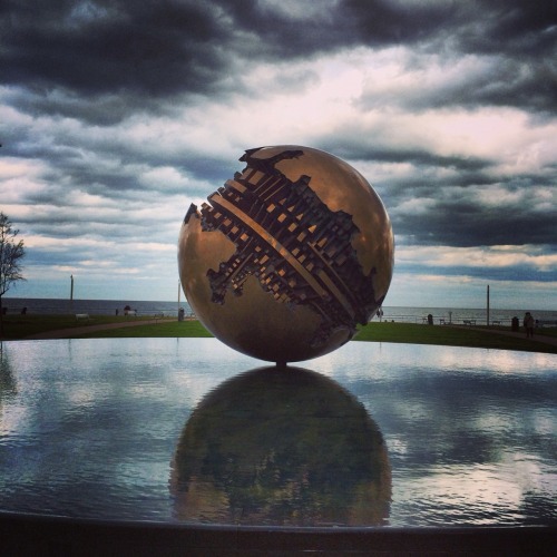 ninnuzza:Arnaldo Pomodoro. Pesaro. Foto mia