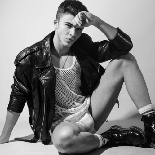 🐧 You Must Be Gay+ To View This Blog*