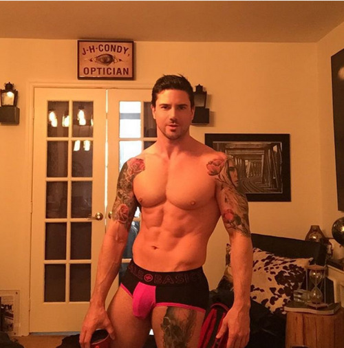 bulge-xlbigdick:  maxiremix:  Joe Putignano   hOt