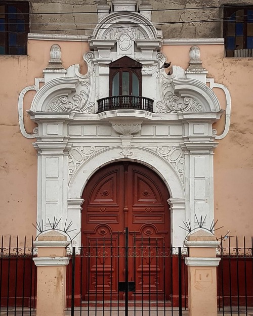 La portada lateral de la Iglesia del Monasterio de Nuestra Señora del Prado es uno de los eje