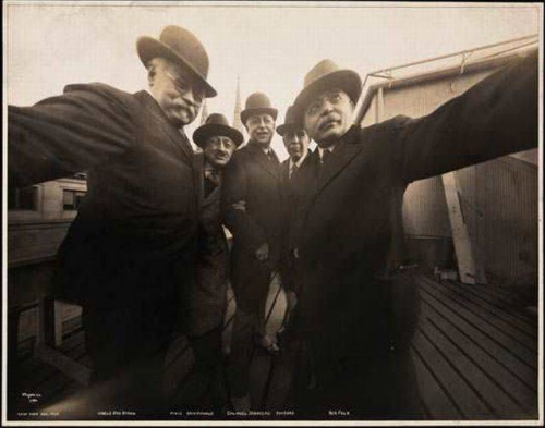 captainsofjohnlock:  theinturnetexplorer:  “Me and the crew about to hit the town!”  Selfies!!! 