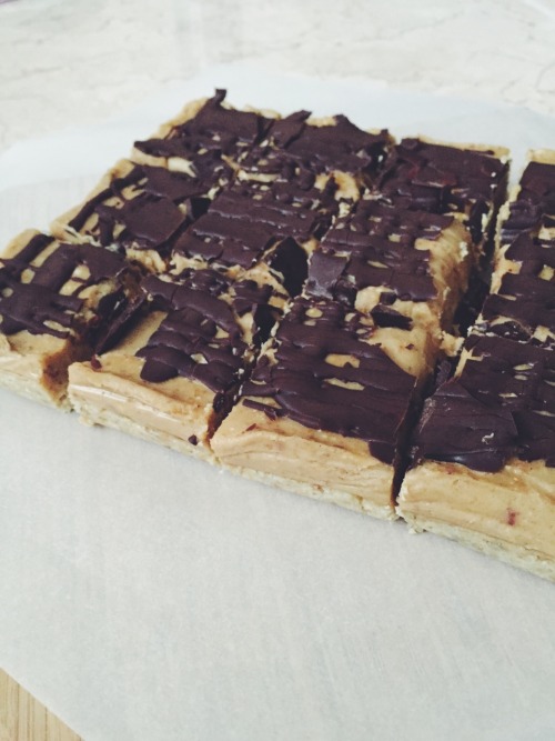 Caramel Peanut Butter SliceIngredients Base:• 6 medjool dates • 200ml almond meal • 2 tbsp melte