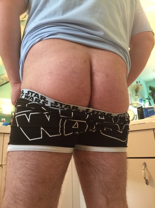 evoroil:  cubdar:  tribears:  “MAY THE 4TH BE WITH YOU”  Gorgeous man.  Geekery magnifies handsome…