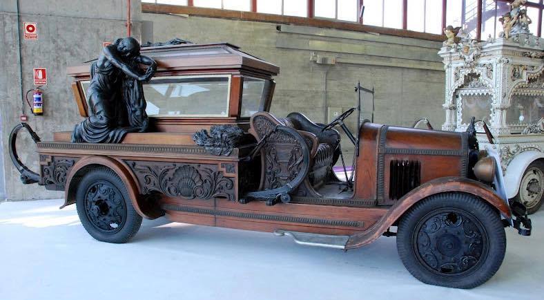 kenobi-and-barnes: steampunktendencies:   Antique hearses   These are awesome.The