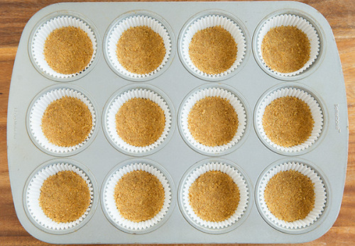 foodffs:  Caramel Apple Mini Cheesecakes with Streusel Topping Really nice recipes. Every hour.   