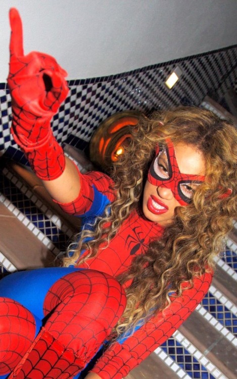 vvandamaxim0ff:  thequeenbey:  Beyoncé is a Marvel stan   CAST HER