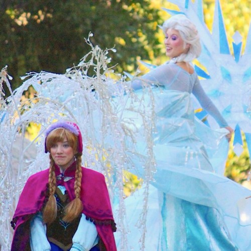 Elsa is having a grand old time and then there&rsquo;s Anna #anna #elsa #frozen #preparade #msp #par