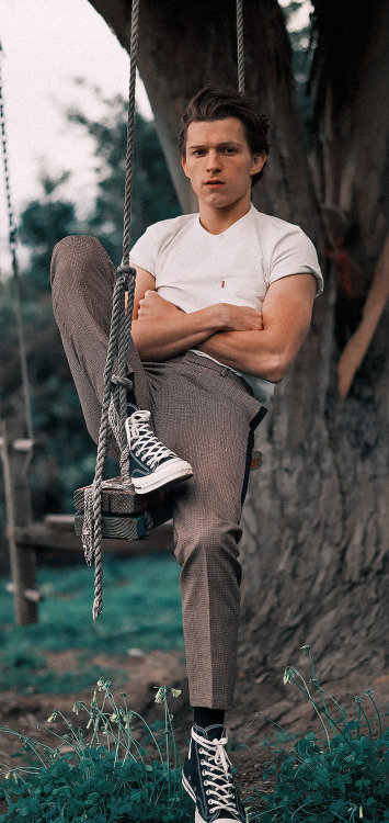 lokcscreen: tom holland | like or reblog