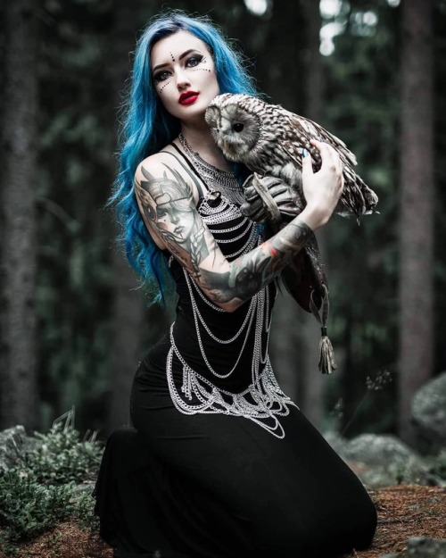 gothicandamazing:Model: BLUE ASTRIDPhoto: GoldfinchOutfit: Savra HeadpiecesWelcome to Gothic and Ama