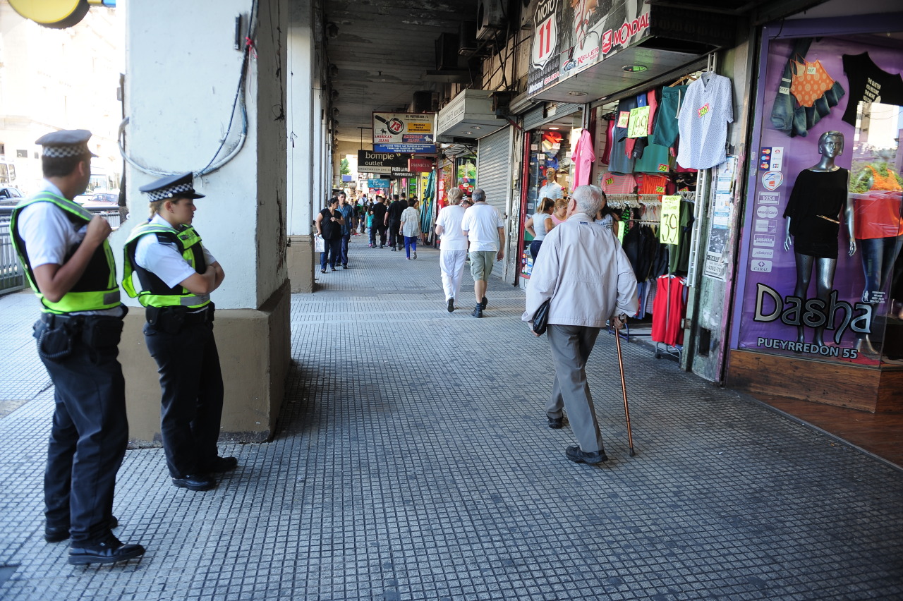 ONCE. Después del desalojo de ayer que dejó 5 detenidos, plaza Once y sus alredores es patrullada por la policía para evitar que los manteros vuelvan a instalarse para vender su mercadería. (Jorge Sanchez)
MIRA LA FOTOGALERIA HD