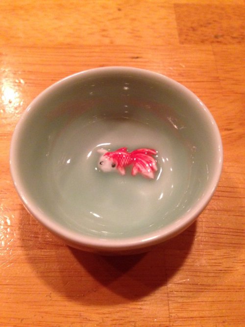 Omg this sake cup is sooo cute! Look at this tiny little goldfish (seen on @kimono_mayumi)