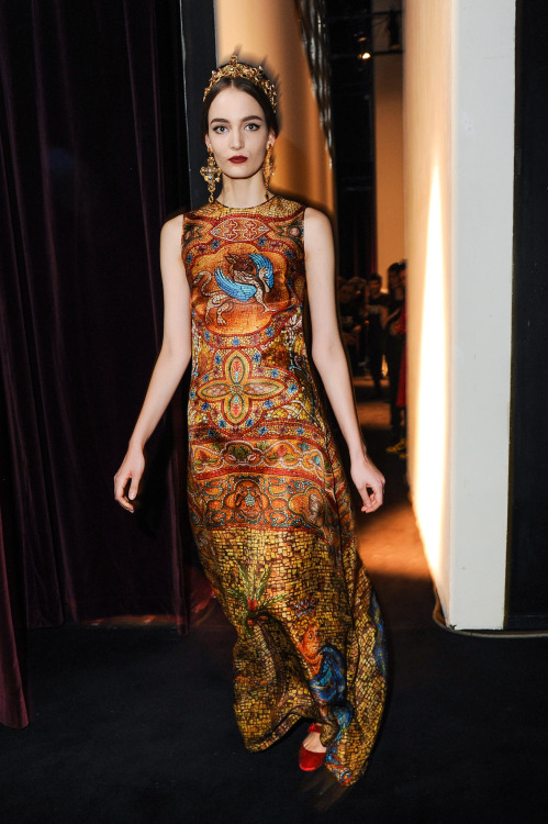 wtf-models:  girlannachronism:  Dolce &amp; Gabbana fall 2013 rtw backstage  Zuzanna Bijoch