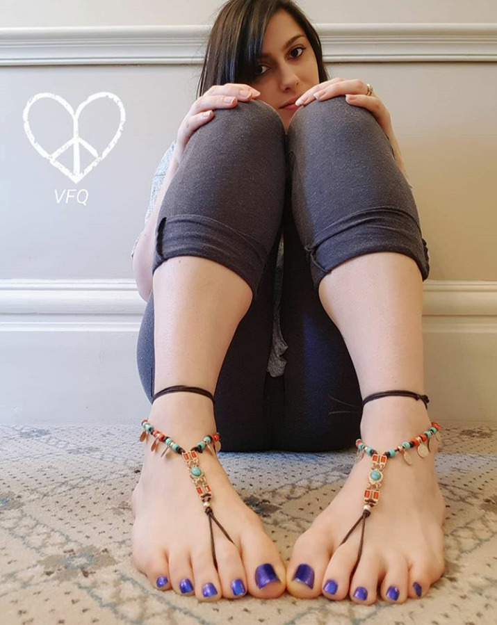cute girls with amazing toe rings and cute feet