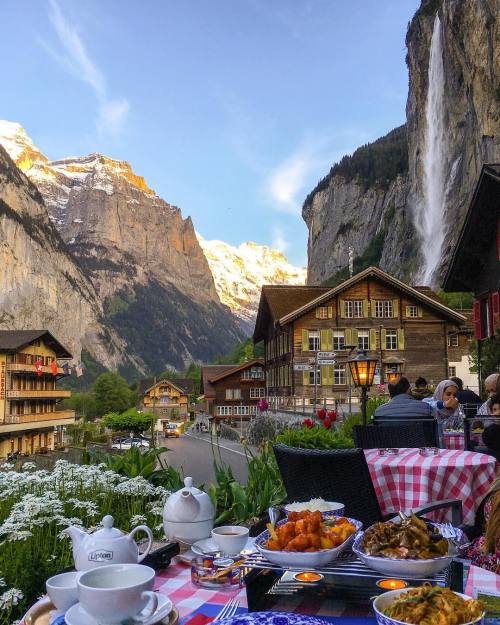 break-in-the-clouds:  dragonsjellyfish:  sixpenceee:  Dinner in Lauterbrunnen, Switzerland posted by reddit user Mark_dawsom  This is so beautiful  I’ve been here and I’m PHYSICALLY DYING 
