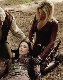 This scene is so simple and, yet, it’s one of my favorites in the entire show. Kahlan has been just hurt and Cara is there, she has put the Confessor on her lap and watches over her. And then Kahlan realizes she’s behind her, and looks up to meet her...