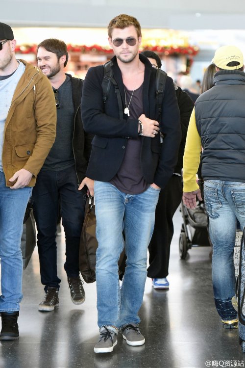 alphamusclehunks:  weepingangel0013:  Chris Hemsworth arrives at JFK Airport in NYC.(Jan 11, 2015) via 嗨Q资源站(weibo)   SEXY, LARGE and IN CHARGE. Alpha Muscle Hunks.http://alphamusclehunks.tumblr.com/archive