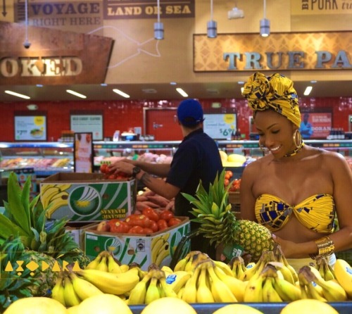  Toyosi Print in Full Effect at Whole Foods ! IG:@asodaraAsoDara.com 