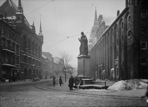 goodoldtimesesthetique:Nicolaus Copernicus Monumentin Toruń, Poland, 1939