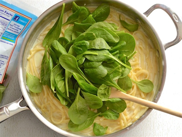 foodffs:  20 MINUTE CREAMY SPINACH ARTICHOKE PASTA Really nice recipes. Every hour.