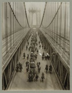 Funeral procession of the dead from the Battle of Veracruz passing over Manhattan Bridge. July 15th 1914. via reddit