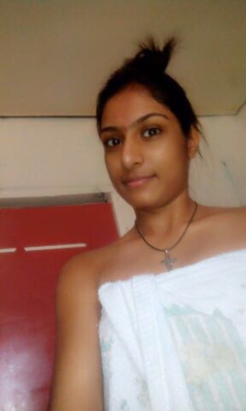 Porn prythm:  DESI Girl so eager to see herself photos