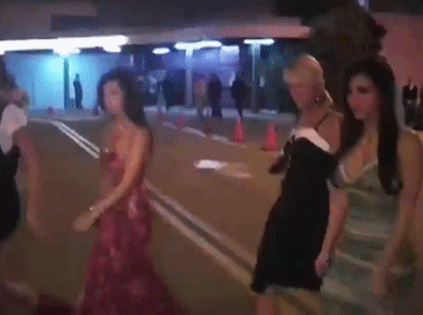 Cuando alguien te dice algo lindo a ti pero tu amiga cree que fue para ella.