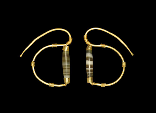 Gold and agate Phoenician earrings, c. 6th-4th centuries BCE. From Timeline Auctions