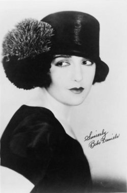 olosta:  Bebe Daniels, portrait 